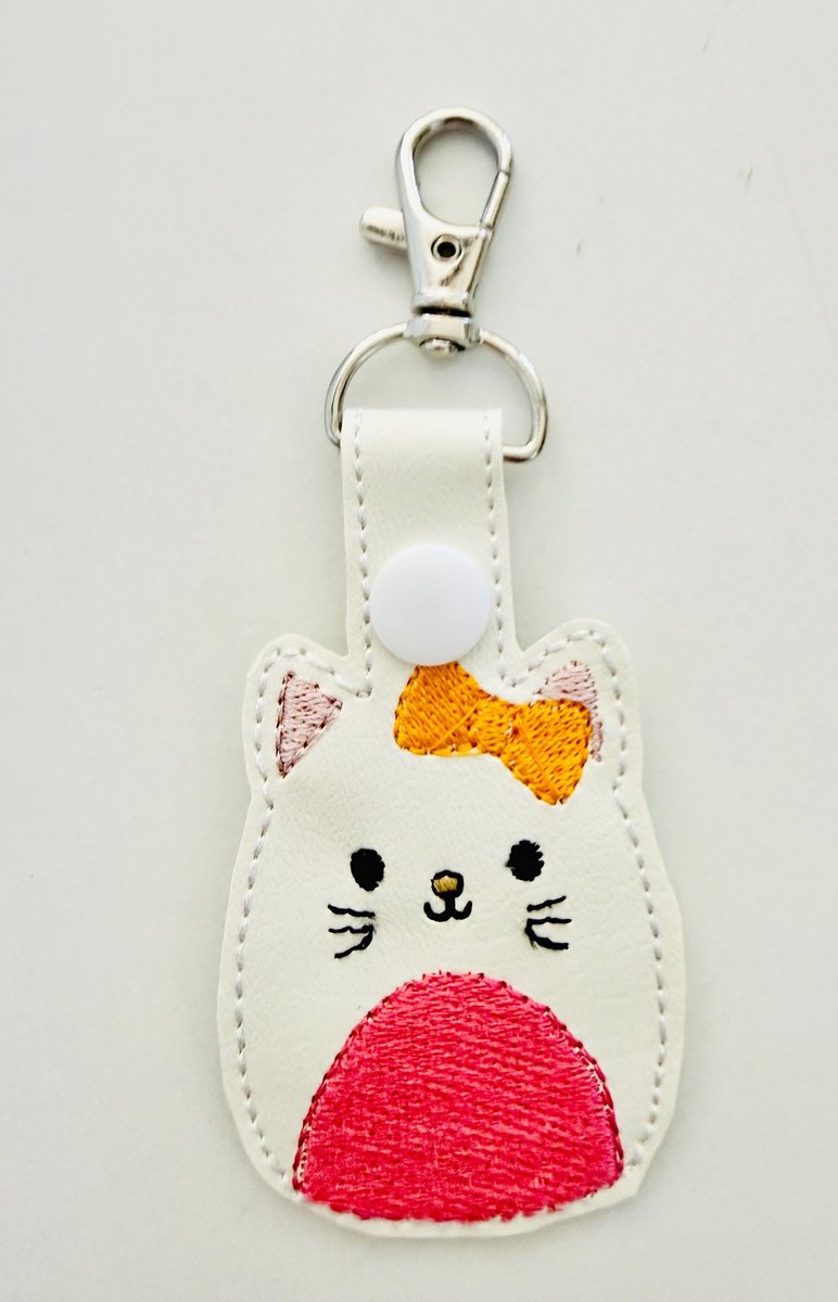 Embroidery Cat Keychain Design, White Vinyl Kitten Bag Charm (Digital File)