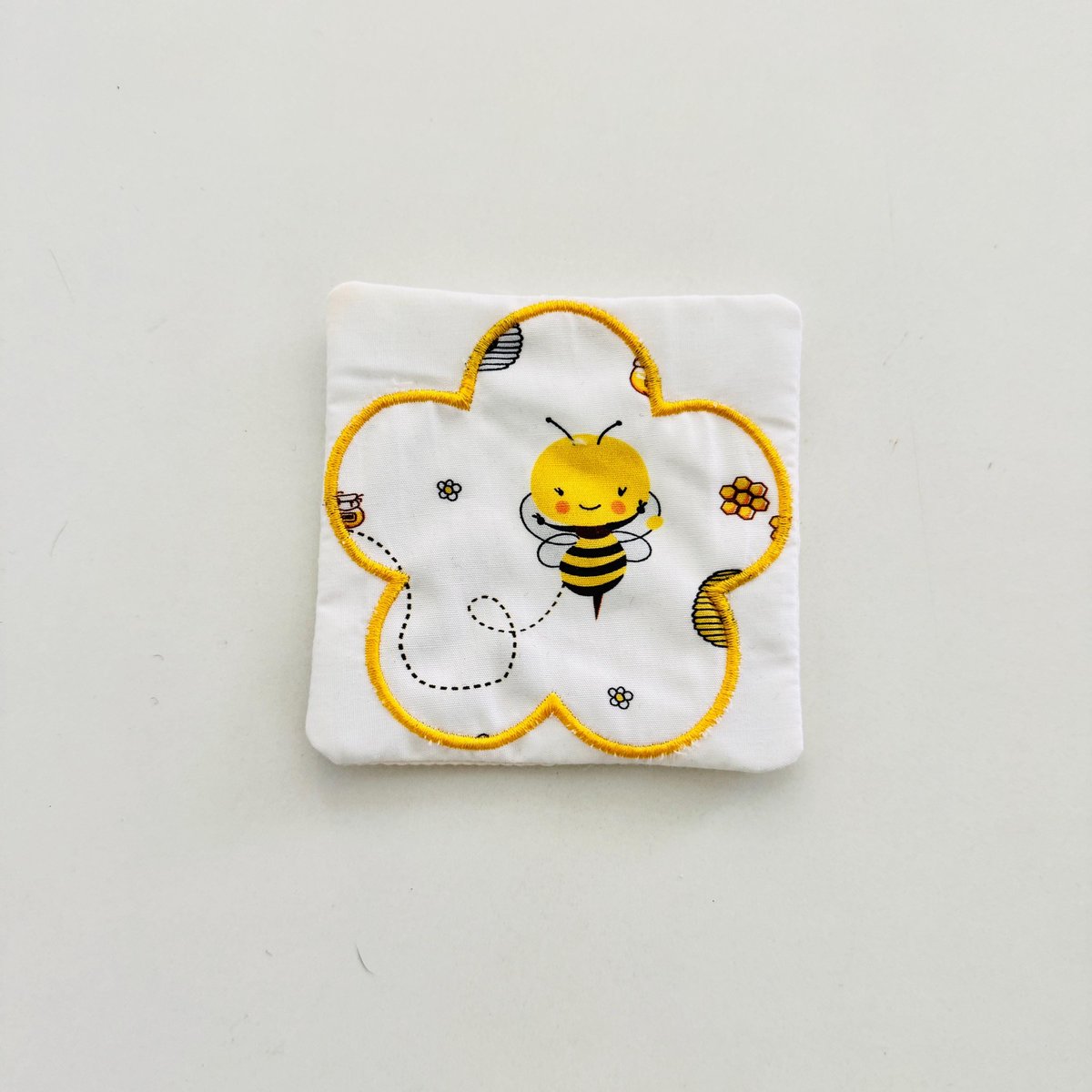 Daisy Applique Coaster Embroidery File, Bumble Bee Mug Rug (Digital Download)